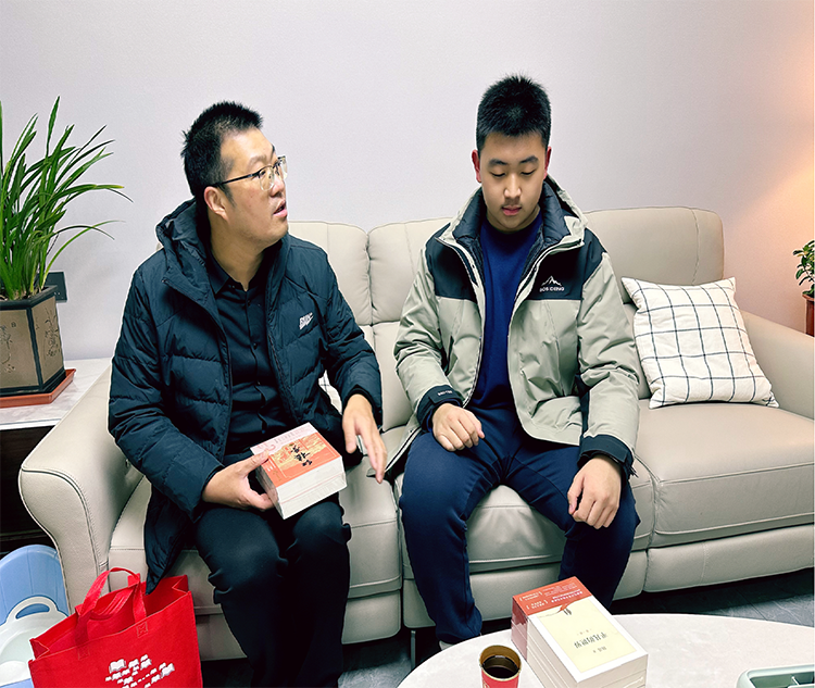 圖片5：閆老師家訪中贈送學生《紅樓夢》《平凡的世界》等書籍.png