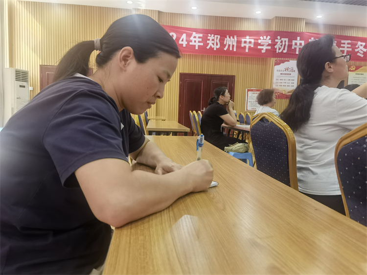 圖4：認真做筆記的社區(qū)居民.jpg