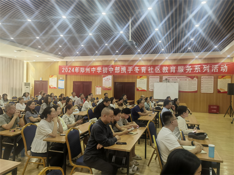 圖5：社區(qū)居民認真聆聽.jpg