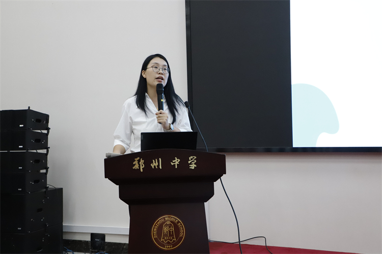 圖片2：國際部學生發(fā)展處副主任張文蘭作課程介紹.JPG