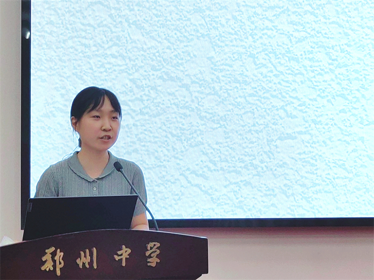 圖片3新進(jìn)教師代表陳彬陽發(fā)言.jpg