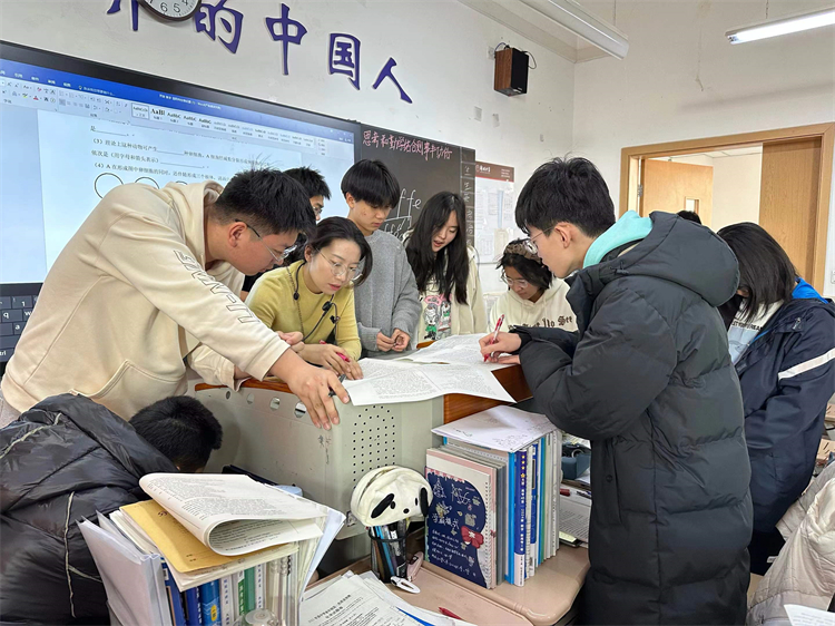 圖4：課下老師們耐心輔導.jpg