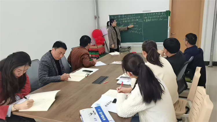 圖8：數(shù)學組集體研討壓軸題.jpg