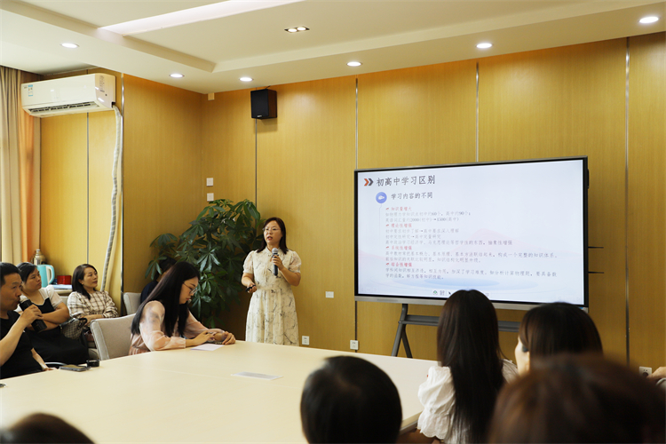 圖片2：國(guó)際部課程發(fā)展中心主任王小鴿為家長(zhǎng)答疑解惑.JPG