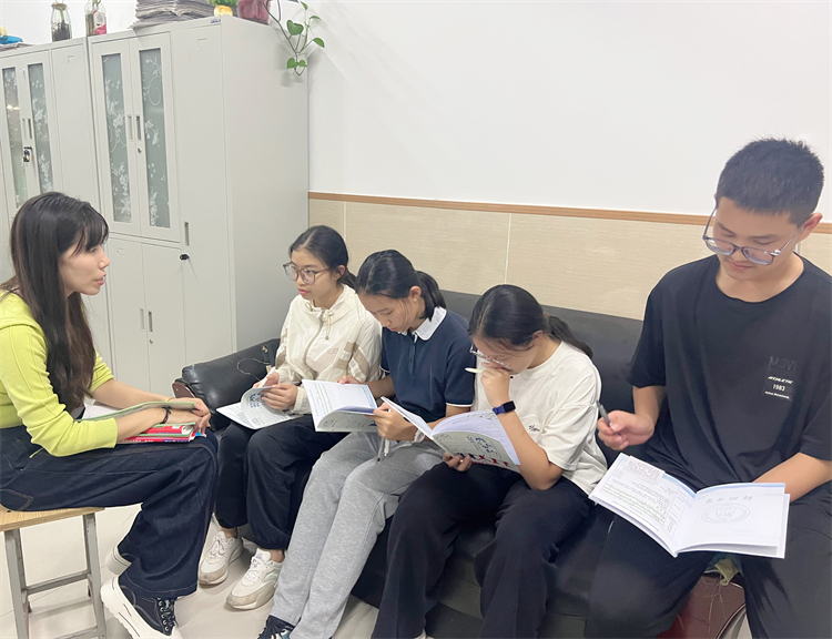 圖片2：導(dǎo)師為學(xué)生定制個性化指導(dǎo)策略.jpg