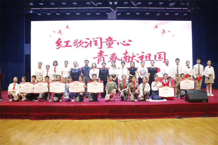 圖9校領(lǐng)導(dǎo)與獲獎(jiǎng)班級(jí)及部分家長(zhǎng)代表合影留念.jpg