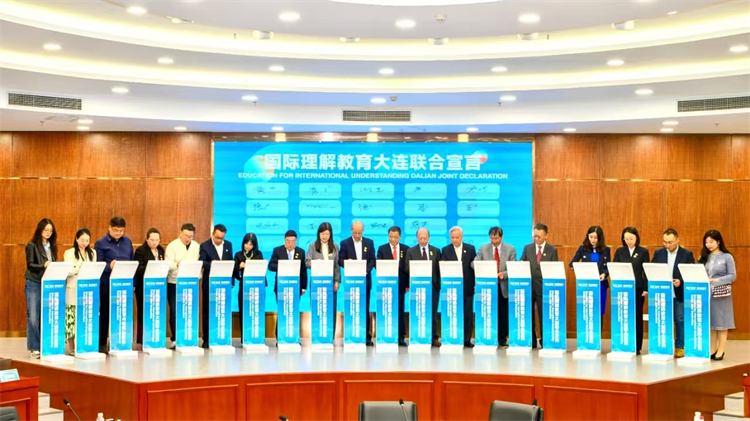 圖片5 鄭州中學田玉寶副校長簽署國際理解教育大連聯(lián)合宣言.jpg