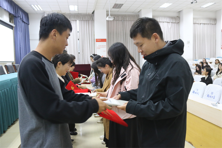 圖片5：導(dǎo)師給青年教師贈(zèng)書.JPG