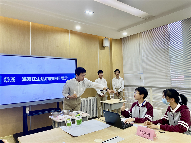圖片3：學(xué)生展示海藻酸鈉爆爆珠的制作過程.jpg