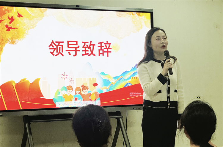 圖片4：鄭州中學(xué)黨委委員、副校長韓穎點(diǎn)評.jpg