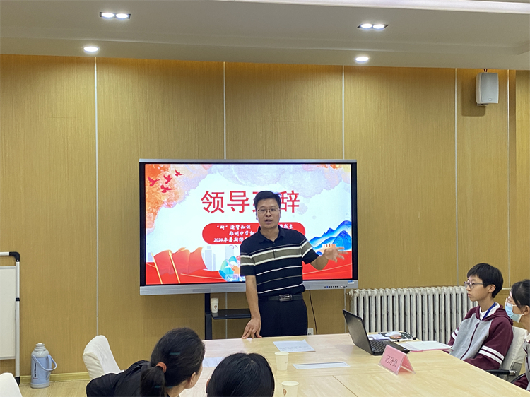 圖片5：櫻花街校區(qū)學(xué)生發(fā)展處主任張迎賓點(diǎn)評.jpg