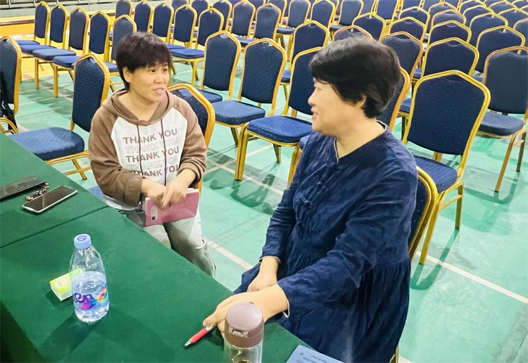 圖片7.家長(zhǎng)就青春期心理健康教育與專家進(jìn)行深入探討.jpg