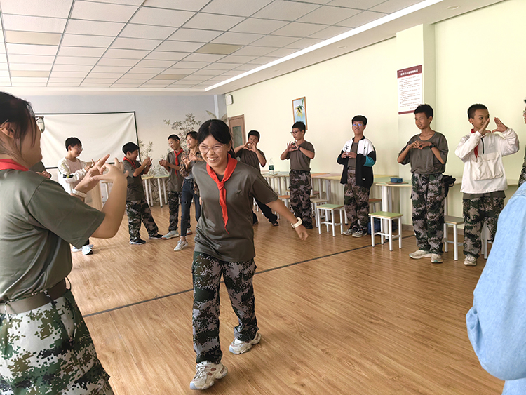 圖片7：學(xué)生參加心理團(tuán)體游戲.jpg