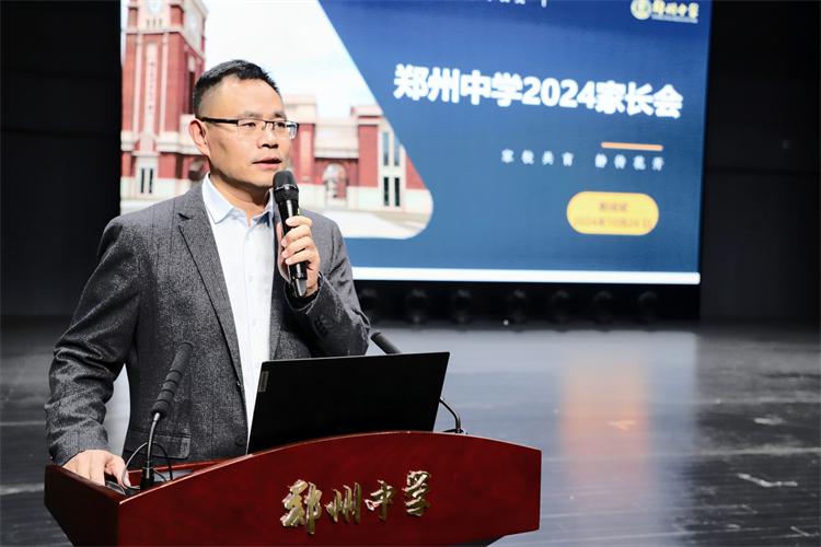 圖片2：高中部年級(jí)主任殷成斌作報(bào)告.jpg