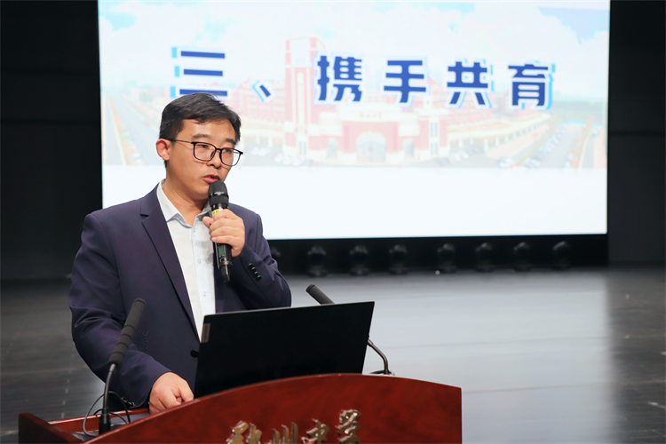 圖片3：高中部年級(jí)主任劉殿卿作報(bào)告.jpg