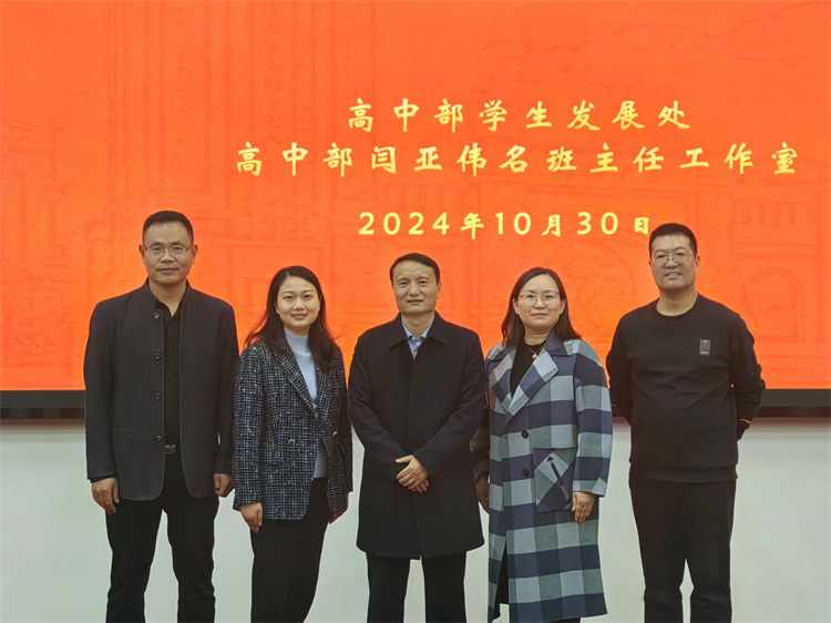 圖片六  與會領(lǐng)導(dǎo)和張建濤老師合影留念.jpg