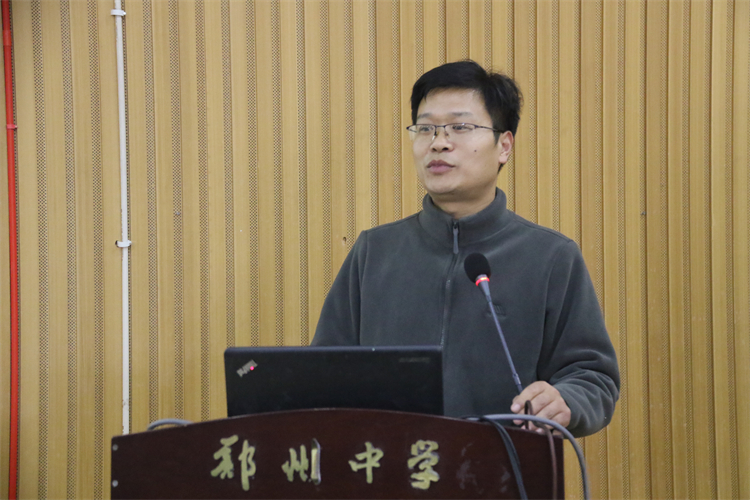 圖片5：初中部學(xué)生發(fā)展處主任張迎賓介紹家長(zhǎng)學(xué)校的課程設(shè)置.jpg