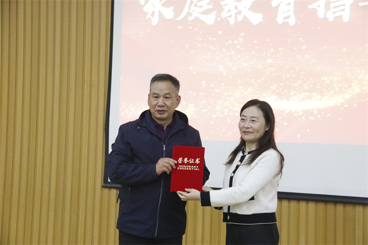 圖片9：鄭州中學(xué)黨委委員、副校長(zhǎng)韓穎為專(zhuān)家頒發(fā)證書(shū).JPG