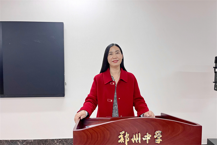 圖二：徐利霞老師為廣大入團(tuán)積極分子開展講座.jpg