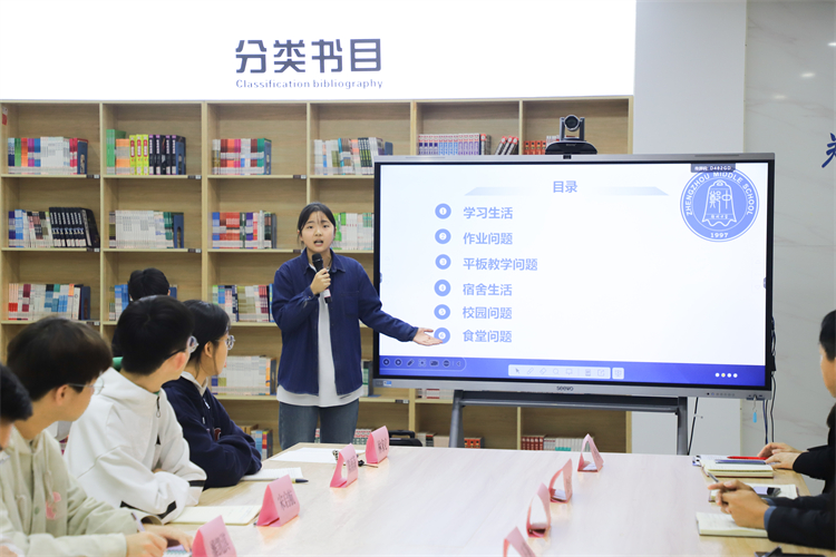 圖片四 學生代表進行議案匯報（2）.jpg