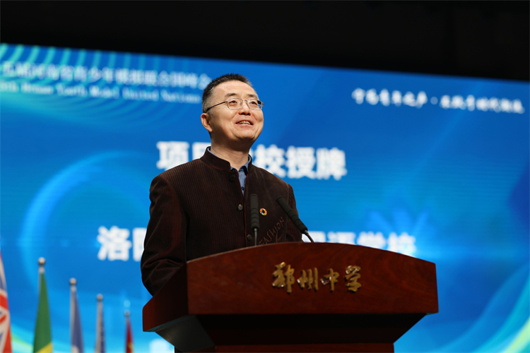 圖片4：未來(lái)青少年教育研究中心執(zhí)行主任于海洋作主旨演講.jpg