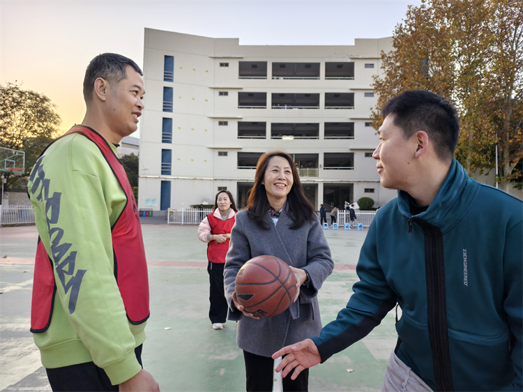 圖2 鄭州中學(xué)工會(huì)副主席周淑紅為比賽開(kāi)球.jpg