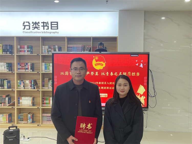 圖片6：王副校長(zhǎng)為殷主任頒發(fā)聘書.jpg