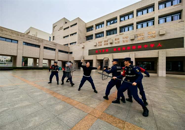 圖片3：高新區(qū)分局巡特警隊(duì)員演示圍剿制暴.png