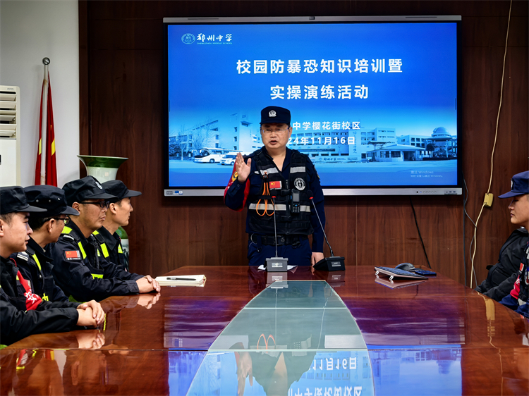 圖片8：劉敬平教官對(duì)本次防暴恐演練進(jìn)行全面復(fù)盤.jpg