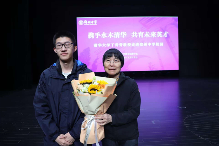 圖片五：學生代表獻花.jpg