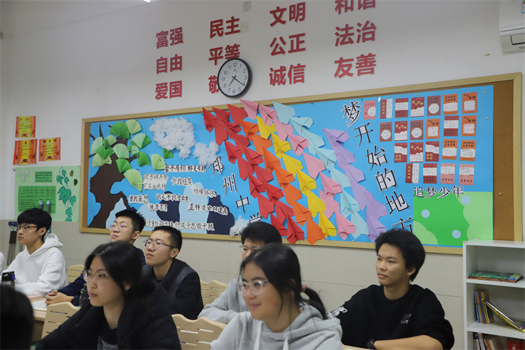 圖片10：高一3班“懷揣夢想，翱翔天際”.JPG