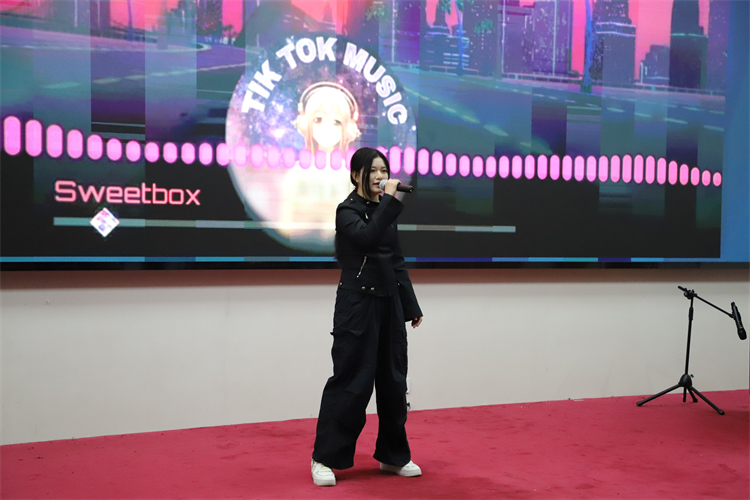 圖片3：林奕彤《Don't Push Me》.JPG