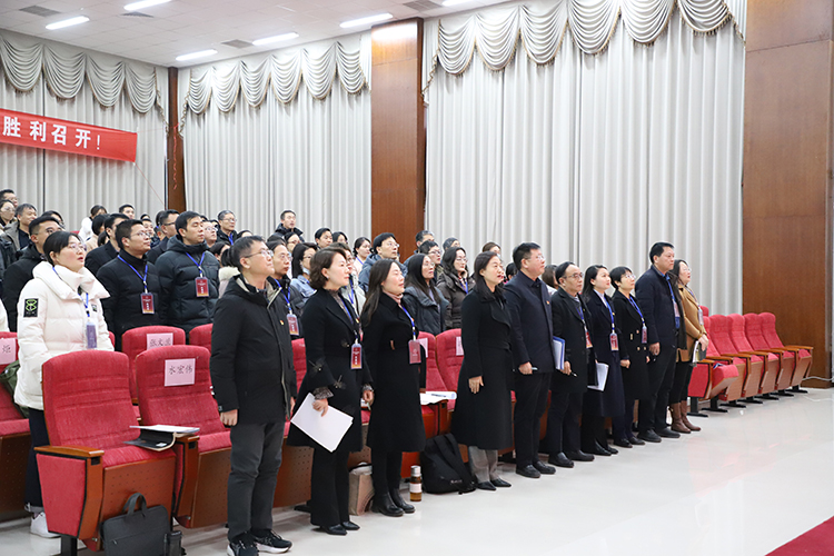 圖片3：全體與會(huì)代表肅然起立，奏唱國(guó)歌.JPG