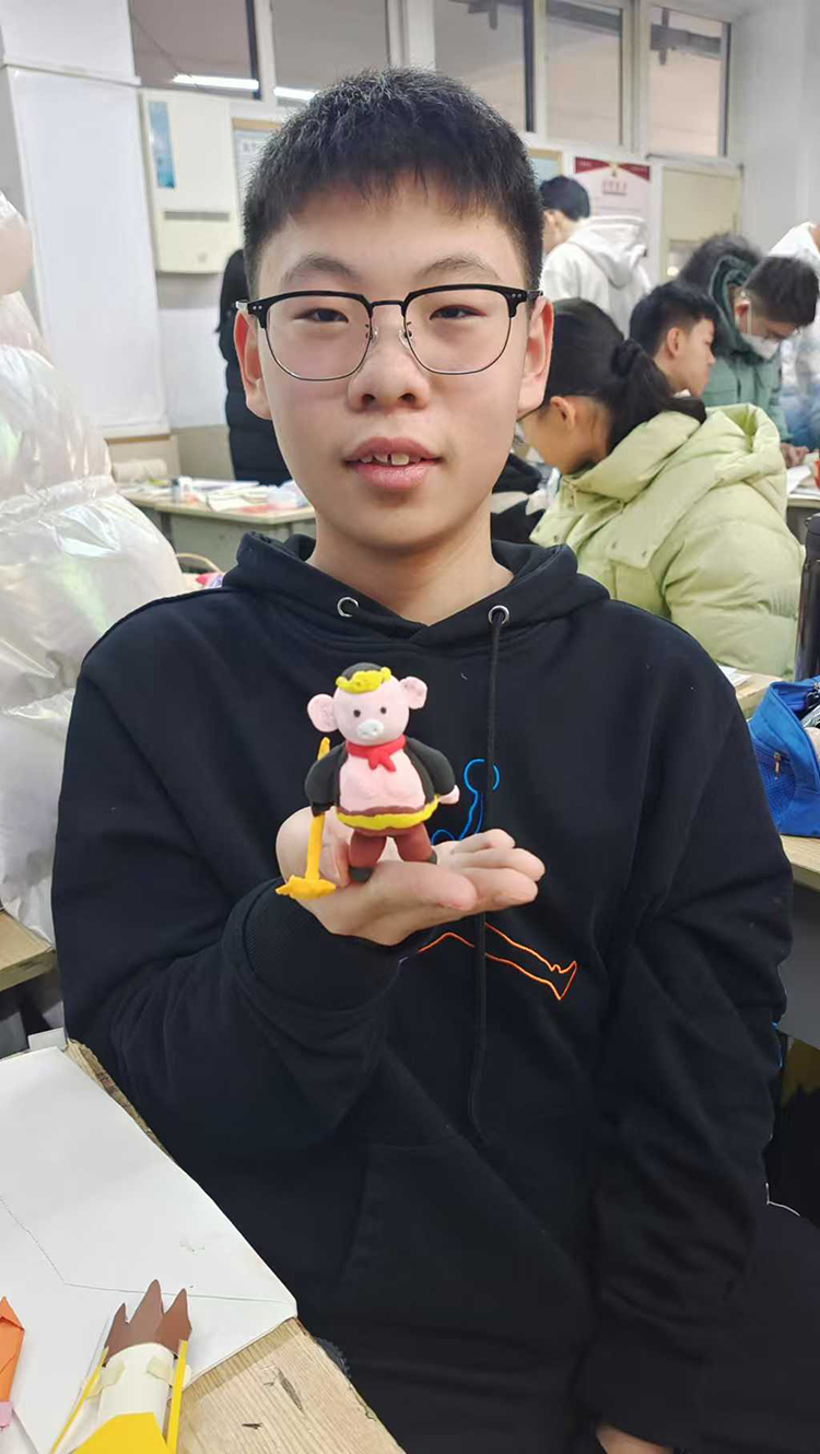 圖片3：學(xué)生制作舞臺角色模型 (2).jpg