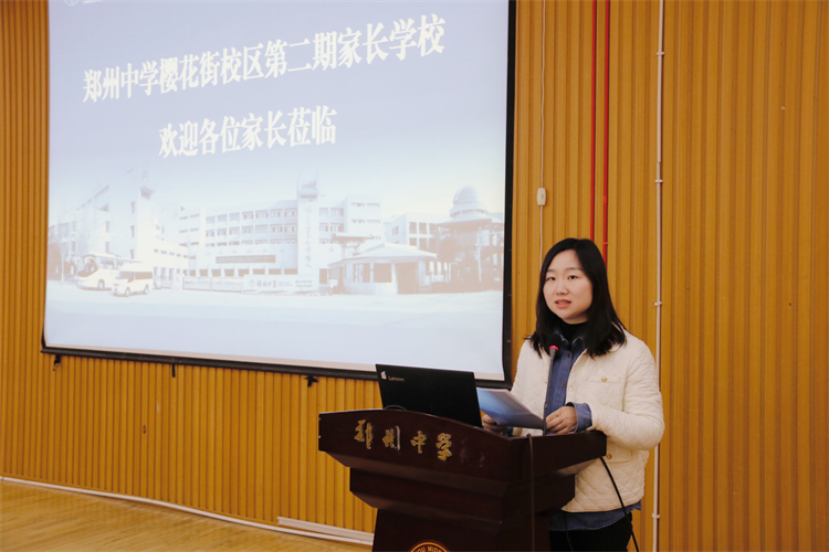 圖片2初中部八年級德育主任彭華介紹活動的主要內(nèi)容.jpg
