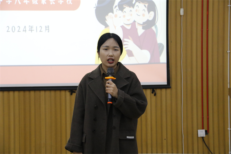 圖片4 靳佩佩老師給家長做分享.jpg