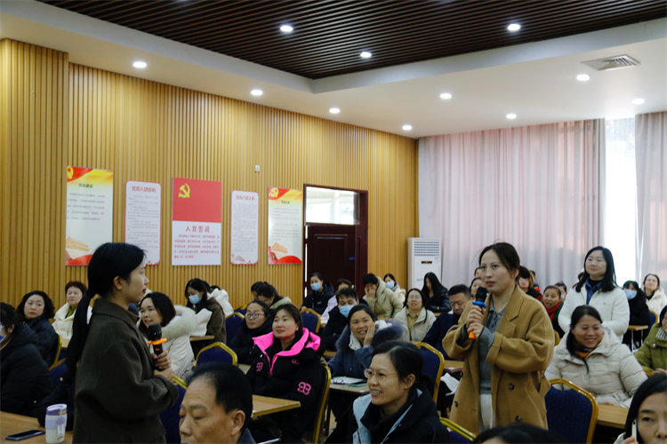 圖片7靳老師與家長現(xiàn)場互動.jpg