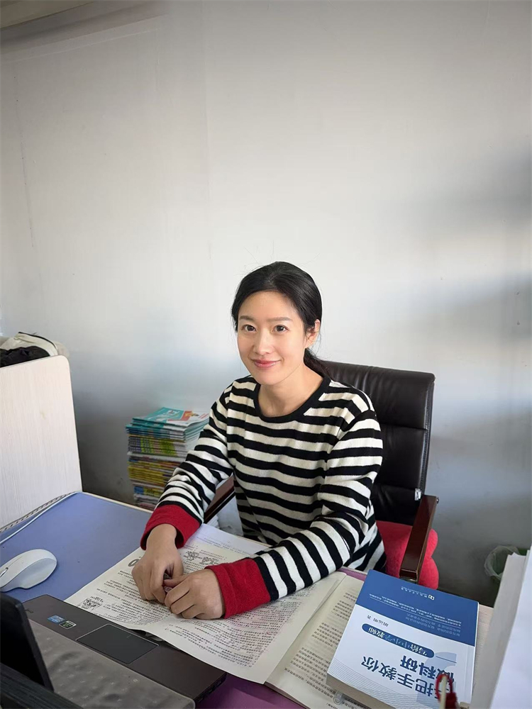 初中部八年級歷史組教師李寒.jpg