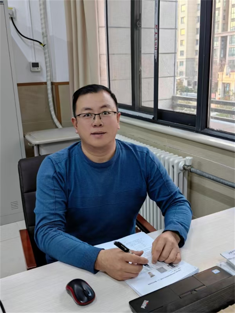 初中部九年級歷史組教師秦立新.jpg