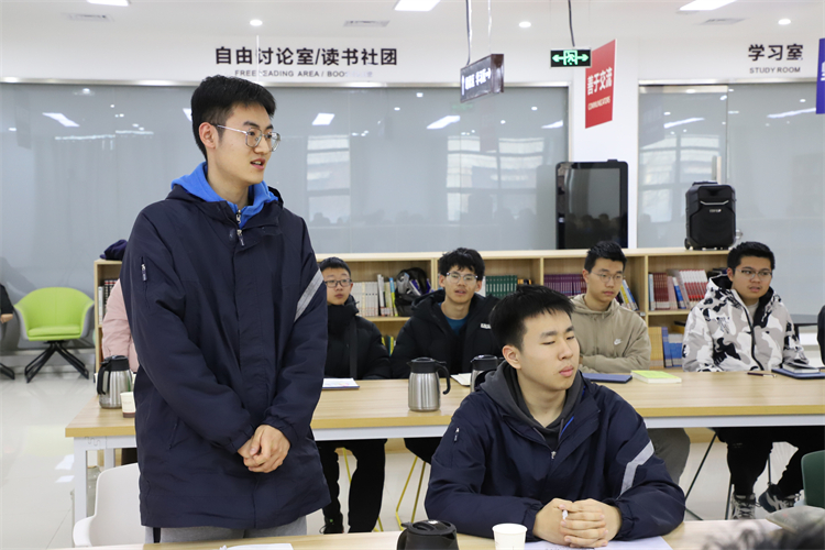 圖片5：學(xué)生積極提問.jpg