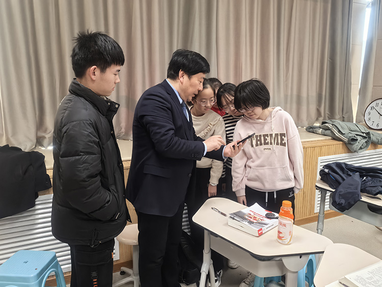 圖片6：陳教授和學(xué)生交流互動.jpg