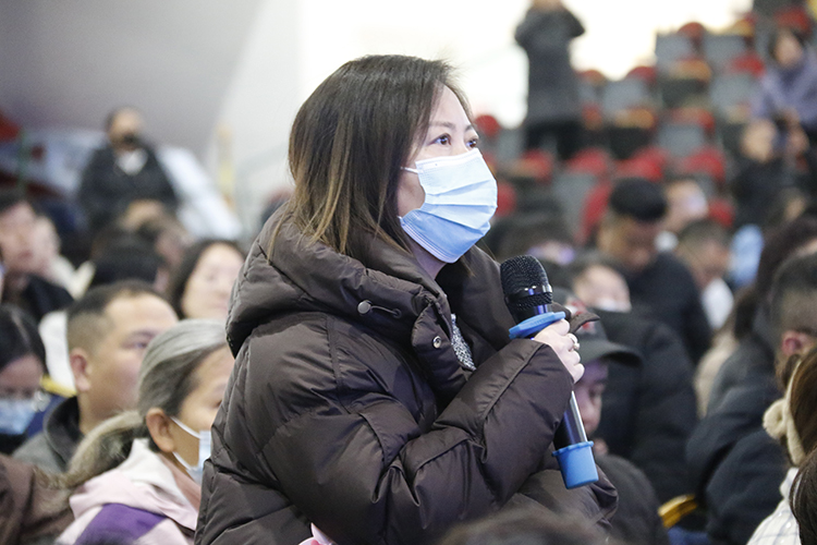 圖片3.家長與王老師進(jìn)行交流.JPG