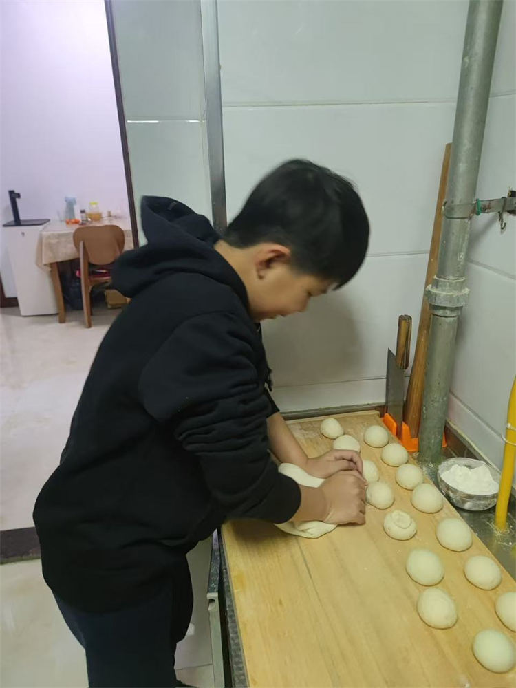 圖片4：揉面團.jpg