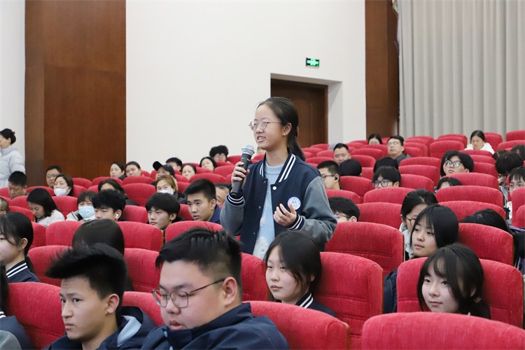 圖片2.0學生積極提問 .JPG
