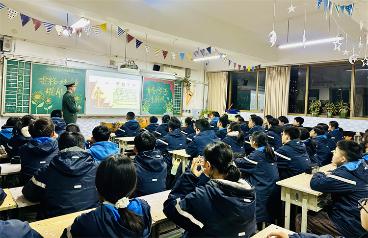 圖片一：信息工程大學(xué)學(xué)員為學(xué)生講授大思政課.jpg