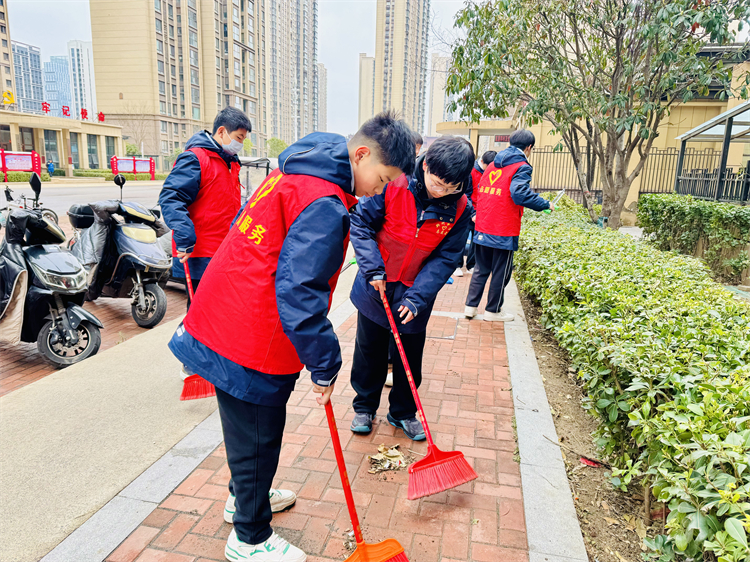 圖片五：初中部志愿者走進(jìn)瓦屋里社區(qū)志愿服務(wù).jpg