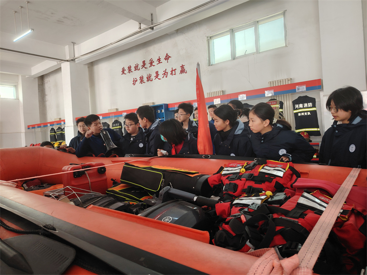圖片3：消防員介紹消防救生艇.jpg