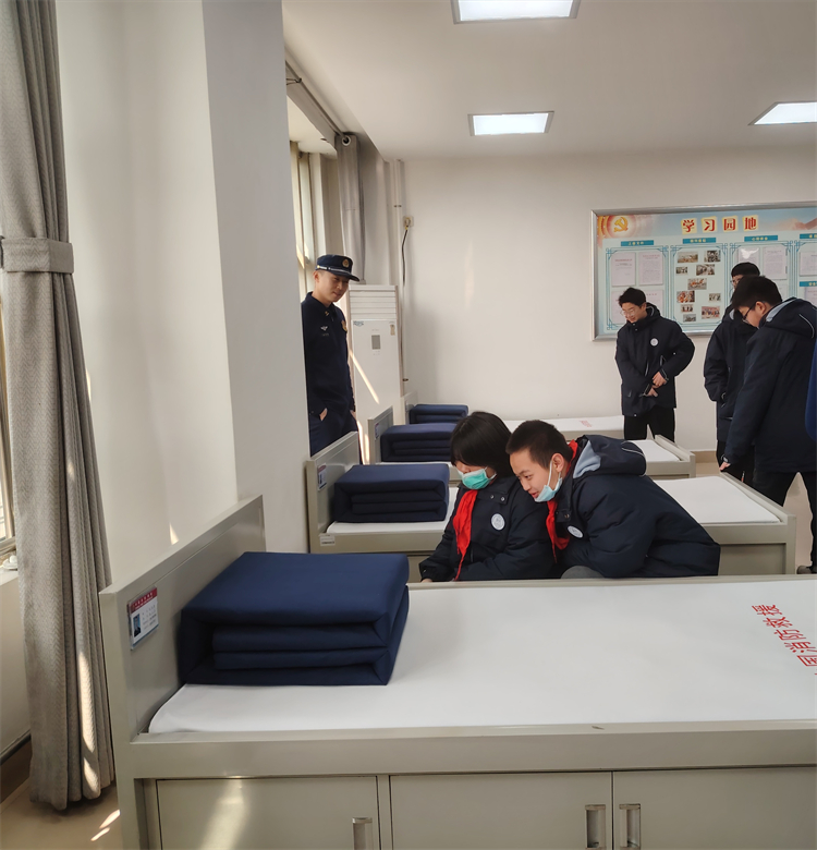 圖片6：同學(xué)們參觀消防員宿舍.jpg