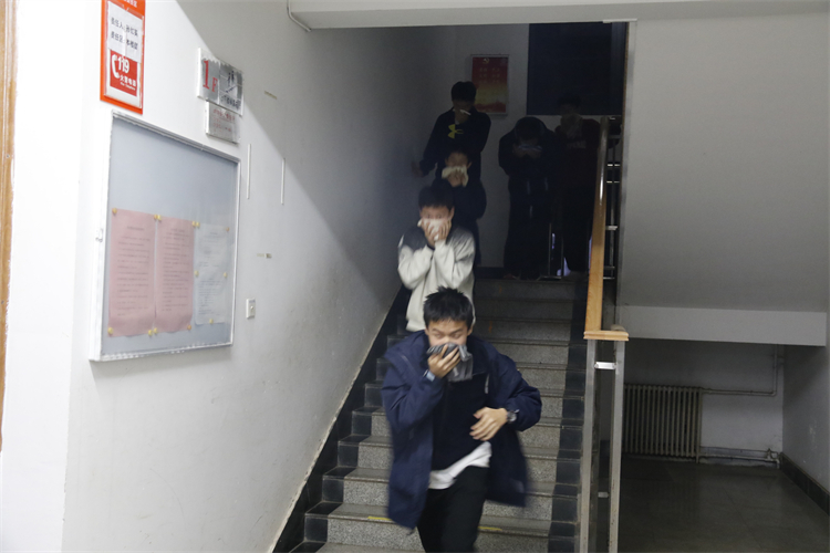 圖片6：同學(xué)們按照預(yù)定路線，有序疏散.JPG