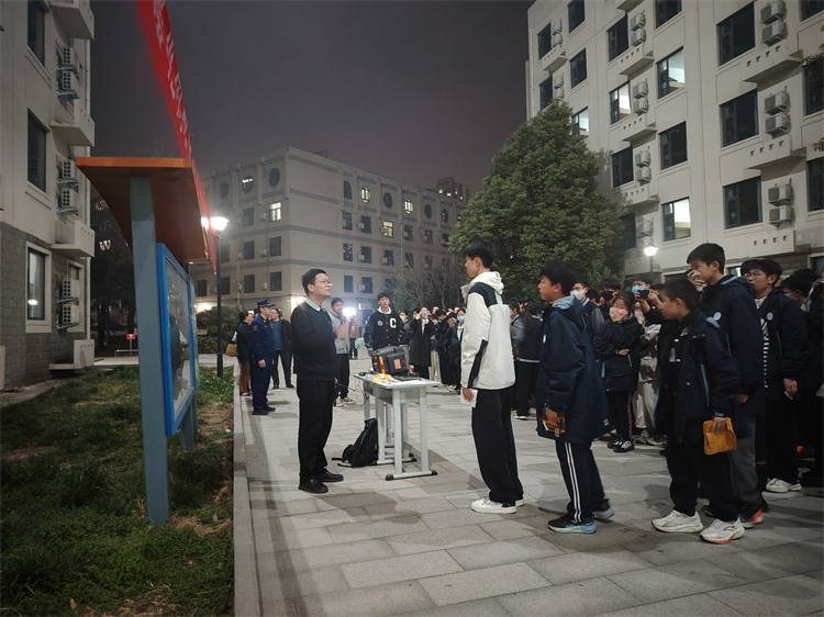 圖片7：班級(jí)安全員向指揮長匯報(bào)班級(jí)情況.jpg